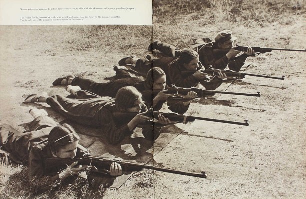 [Советская женщина. Фотоальбом] Soviet women. M.; L.: State art publishers, 1939.